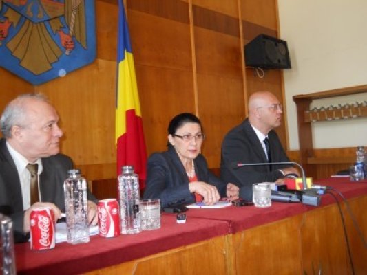 Andronescu vrea să renunţe la numirile directorilor de şcoli